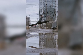 Фотограф запечатлел балерину, перепрыгивающую через лужи в Якутске