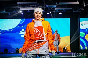 Очертания крыла стерха нанесли на экипировку участников эстафеты огня VIII игр «Дети Азии»